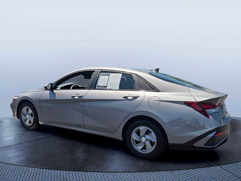 Used 2024 Hyundai Elantra SE FWD image 4