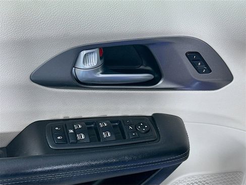 Used 2018 Chrysler Pacifica Limited w/ Tire & Wheel Group image 24