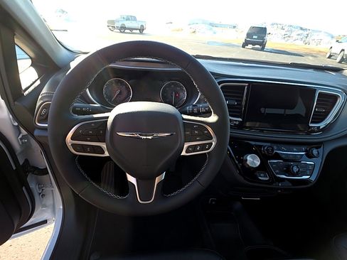 New 2026 Chrysler Pacifica Select image 13