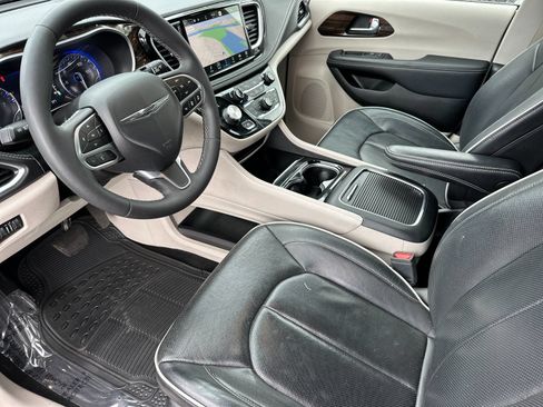 Used 2023 Chrysler Pacifica Limited FWD image 9