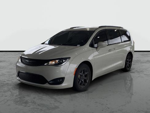 Used 2020 Chrysler Pacifica Touring-L Plus FWD image 4