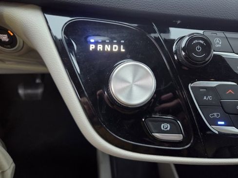 Used 2023 Chrysler Pacifica Touring-L image 16