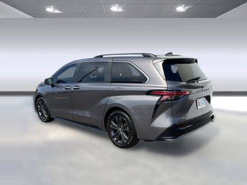 Certified 2022 Toyota Sienna XSE w/ XSE Plus Package FWD image 3