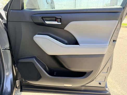 Used 2023 Toyota Highlander XLE image 11