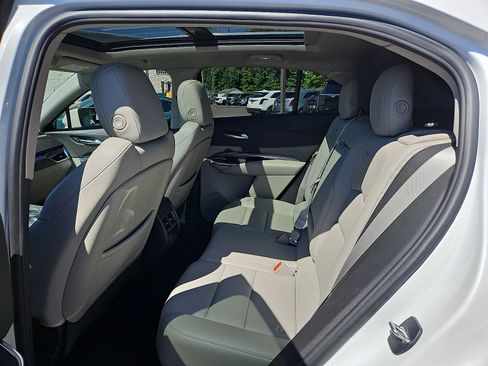 Certified 2023 Cadillac XT4 Luxury w/ Cold Weather Package AWD/4WD image 10