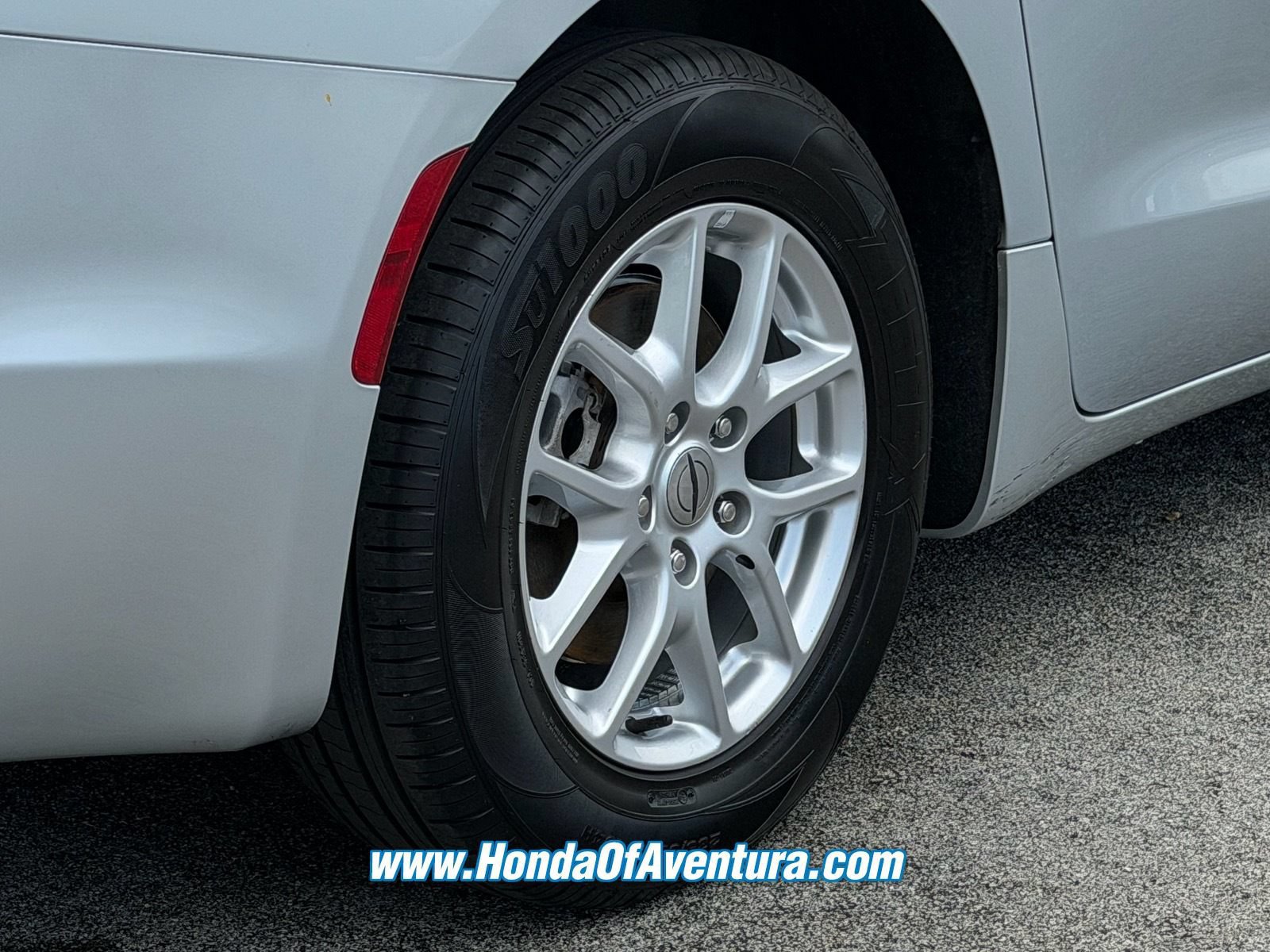 Used 2023 Chrysler Pacifica Touring-L FWD image 6