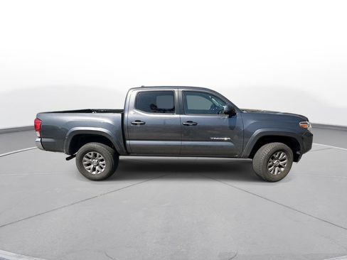 Used 2017 Toyota Tacoma SR5 w/ SR5 Appearance Package (SM) image 5