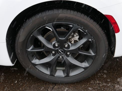 Used 2024 Chrysler Pacifica Limited w/ S Appearance Package image 15