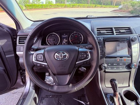 Used 2016 Toyota Camry SE w/ Moonroof Package image 18