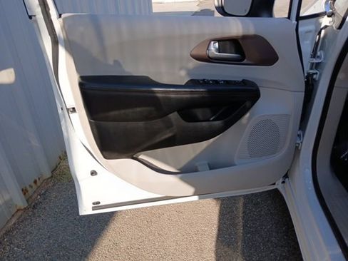 Used 2017 Chrysler Pacifica Touring w/ Tire & Wheel Group FWD image 46