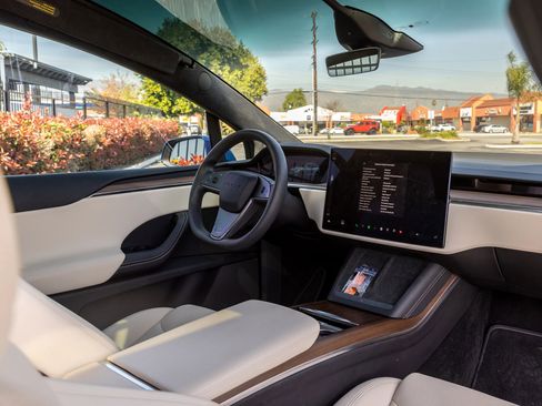 Used 2024 Tesla Model X Standard Sport Utility 4D image 33