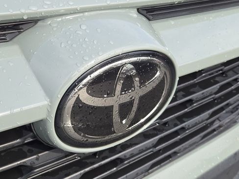 Used 2021 Toyota RAV4 XLE w/ Convenience Package image 5