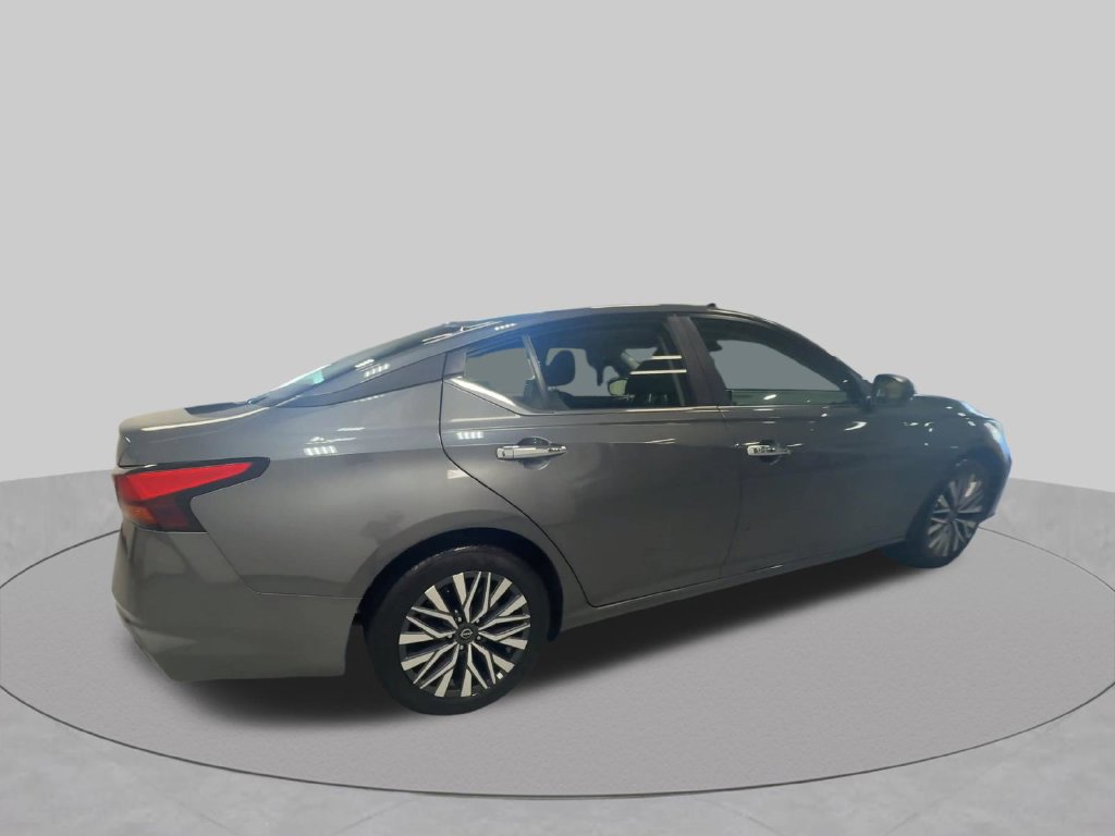 Used 2025 Nissan Altima 2.5 SV FWD image 11