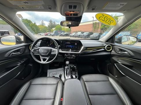 Used 2025 Chevrolet Trax ACTIV w/ Sunroof Package FWD image 17