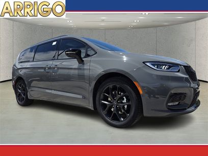 New 2025 Chrysler Pacifica Limited w/ Uconnect Theater Family Group