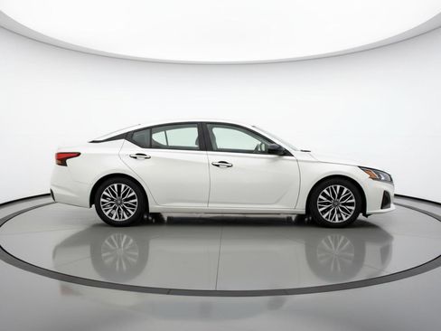 Used 2025 Nissan Altima 2.5 SV FWD image 11