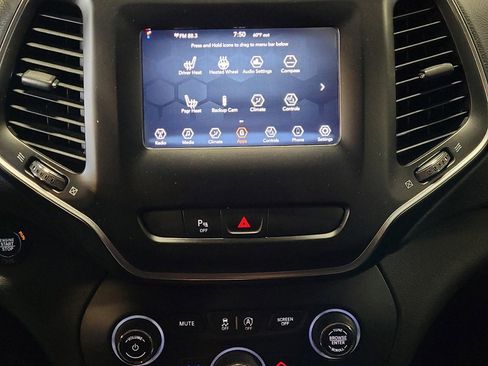 Used 2019 Jeep Cherokee Latitude Plus w/ Cold Weather Group AWD/4WD image 25