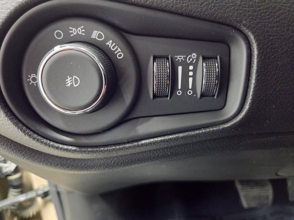 Used 2017 Jeep Renegade Trailhawk AWD/4WD image 25