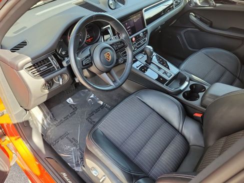Certified 2024 Porsche Macan AWD/4WD image 5