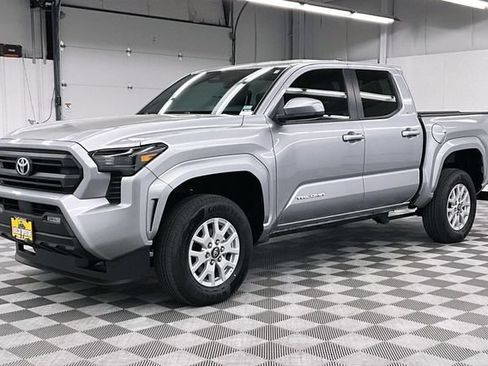 Used 2025 Toyota Tacoma SR5 AWD/4WD image 12