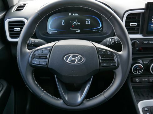 Used 2024 Hyundai Venue Limited image 14