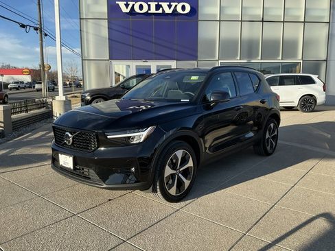 Certified 2025 Volvo XC40 B5 Plus image 1