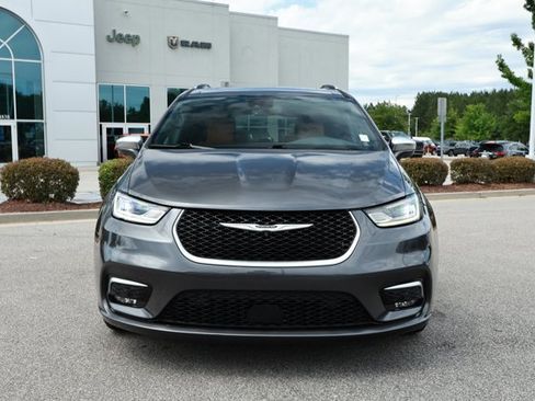 Used 2022 Chrysler Pacifica Pinnacle FWD image 2