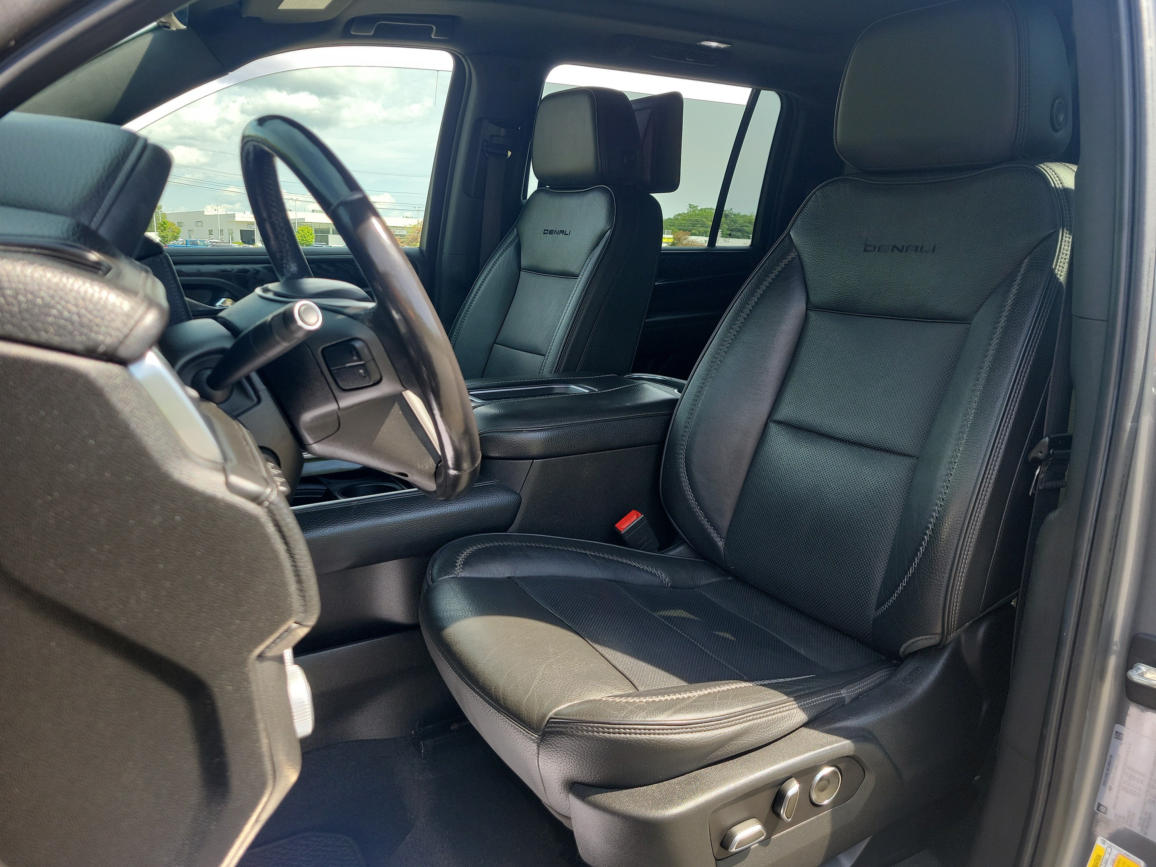 Used 2021 GMC Yukon XL Denali w/ Denali Premium Package AWD/4WD image 14
