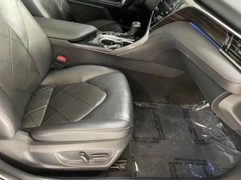 Used 2018 Toyota Camry XLE image 29