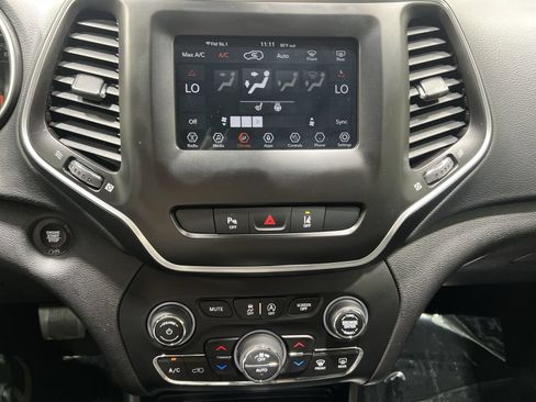 Used 2020 Jeep Cherokee Latitude Lux w/ Comfort/Convenience Group AWD/4WD image 18