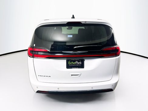Used 2023 Chrysler Pacifica Touring-L FWD image 7