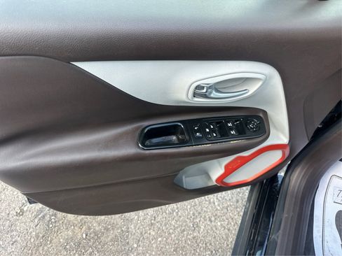 Used 2015 Jeep Renegade Limited image 29