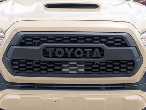 Used 2019 Toyota Tacoma TRD Sport AWD/4WD image 9
