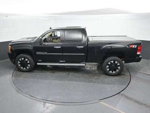 Used 2011 GMC Sierra 2500 Denali w/ Suspension Package, Off-Road AWD/4WD image 26
