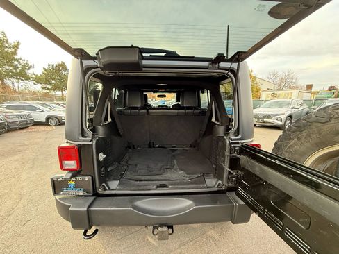 Used 2015 Jeep Wrangler Unlimited Rubicon w/ Connectivity Group image 24