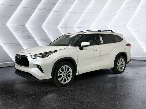 Used 2020 Toyota Highlander Limited FWD image 3