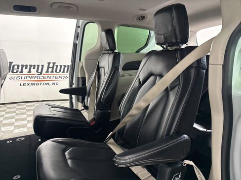 Used 2023 Chrysler Pacifica Touring-L FWD image 18