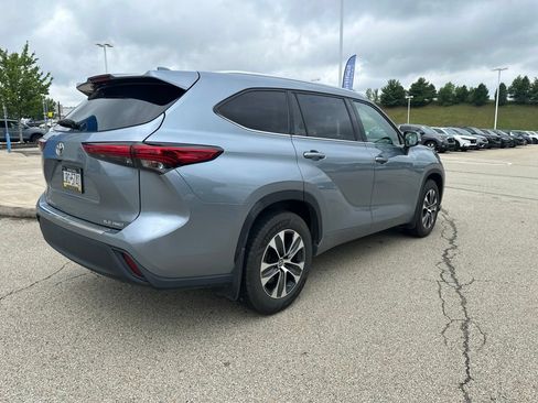 Used 2021 Toyota Highlander XLE AWD/4WD image 3