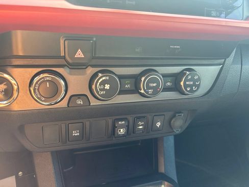 Used 2019 Toyota Tacoma TRD Sport AWD/4WD image 39