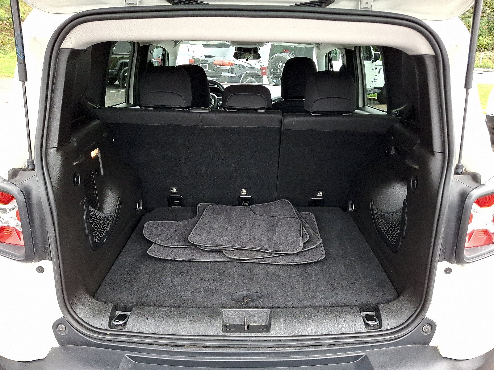 Certified 2018 Jeep Renegade Latitude AWD/4WD image 28