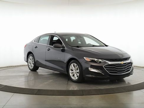 Used 2025 Chevrolet Malibu LT image 2