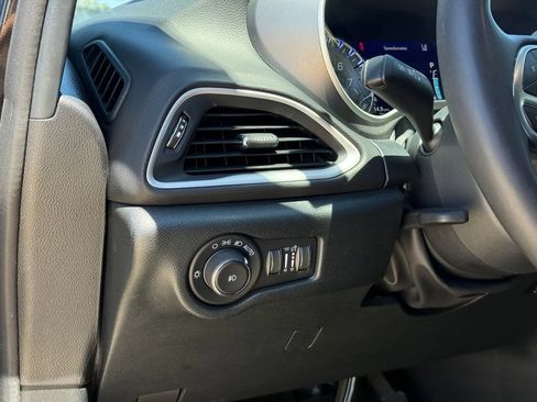 Used 2025 Chrysler Pacifica Select FWD image 7