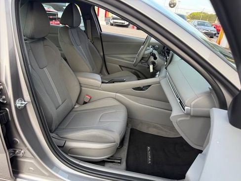 Used 2024 Hyundai Elantra SE FWD image 16