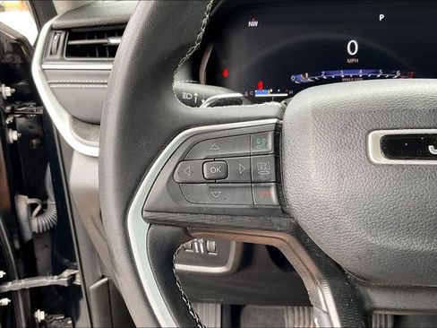 Used 2024 Jeep Grand Cherokee Laredo AWD/4WD image 11