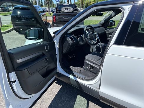 New 2025 Land Rover Discovery Dynamic SE image 10