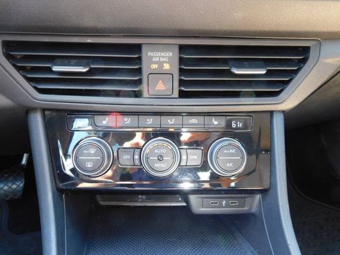 Used 2020 Volkswagen Jetta SE FWD image 12