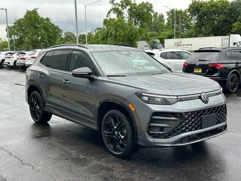 Certified 2025 Volkswagen Tiguan SE R-Line AWD/4WD image 3