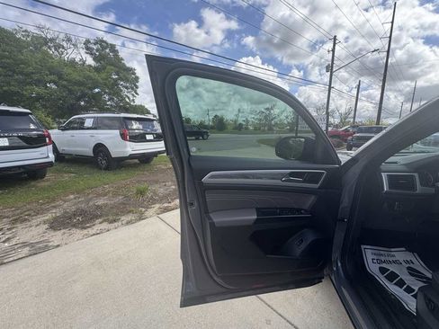 Used 2021 Volkswagen Atlas Cross Sport SE image 27