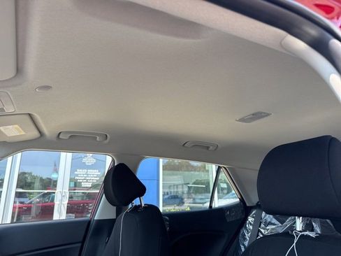 Certified 2025 Hyundai Venue SE image 15