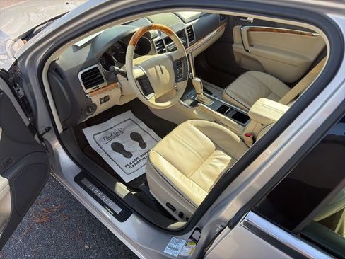 Used 2010 Lincoln MKZ image 16